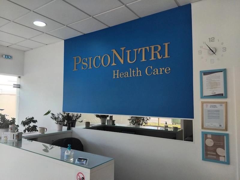 Balcão de receção com sinalética PsicoNutri Health Care